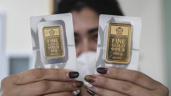 Harga emas Antam merosot Rp2.000 ke Rp1,020 juta per gram pada perdagangan Senin (20/2) pagi.