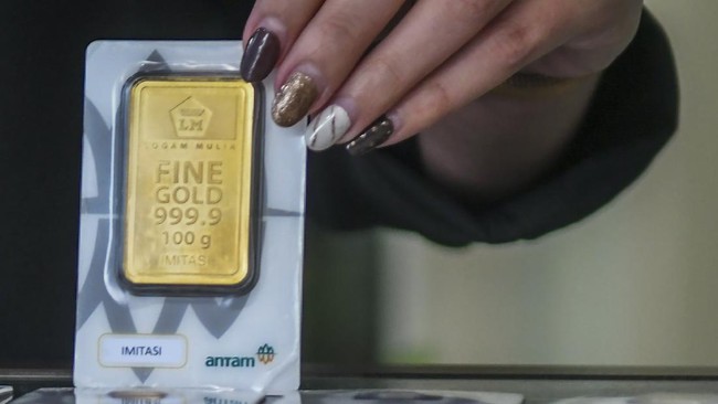 Harga emas Antam turun Rp2.000 ke Rp970 ribu pada Senin (14/11).