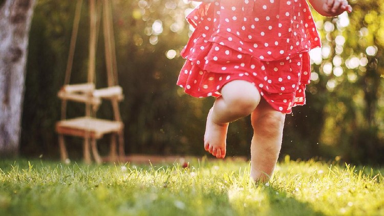 Ilustrasi anak bermain tanpa alas kaki little girl's bare feet in the grass. little girl running at sunset little girl's bare feet in the grass. little girl running at sunset