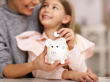 5 Tips agar Si Kecil Mau Menabung, Jangan Biasakan Diberi Hadiah Bun
