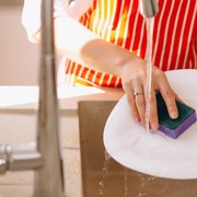 4 Cara Ampuh Atasi Tangan Kasar Akibat Terlalu Sering Mencuci Piring