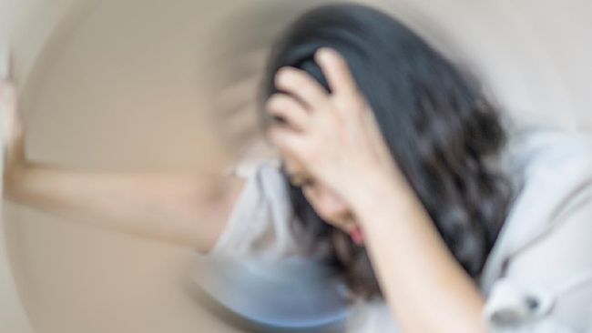 Vertigo yang bisa terjadi di mana saja dan kapan saja. Terdapat sejumlah hal yang bisa dilakukan saat vertigo menyerang.