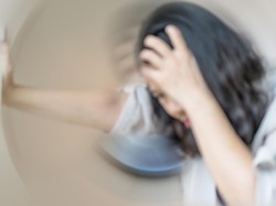 Otak Tidak Merasakan Sakit, Mengapa Pusing Bisa Sangat Terasa?