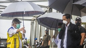 FOTO: Jokowi Terjang Banjir di Kalsel, Tinjau Pengungsi