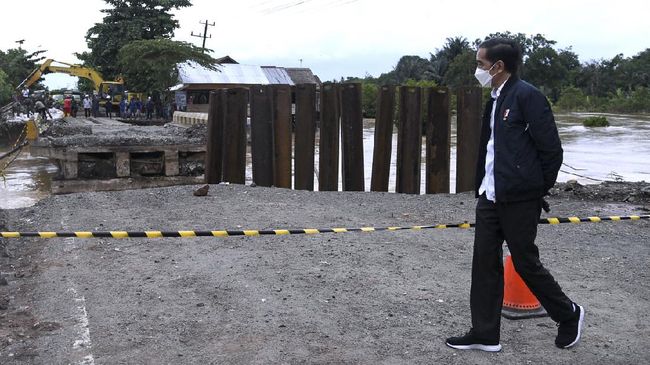 Banjir Hampir 4 Pekan, Jokowi Belum Dijadwalkan ke Sintang Kasetpres mengatakan meski Jokowi belum dijadwalkan tinjau langsung dampak banjir di Sintang, presiden telah menugaskan lembaga dan kementerian terkait.