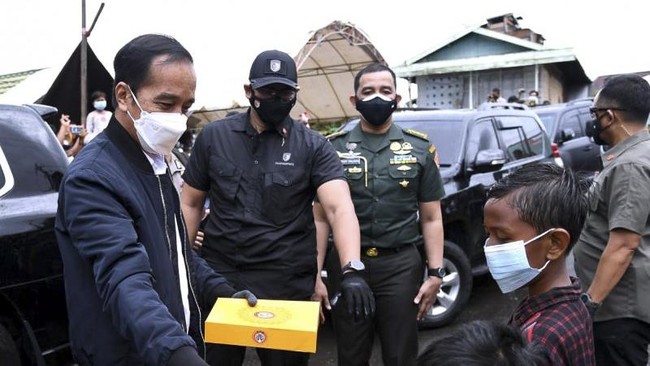 FOTO: Jokowi Terjang Banjir di Kalsel, Tinjau Pengungsi