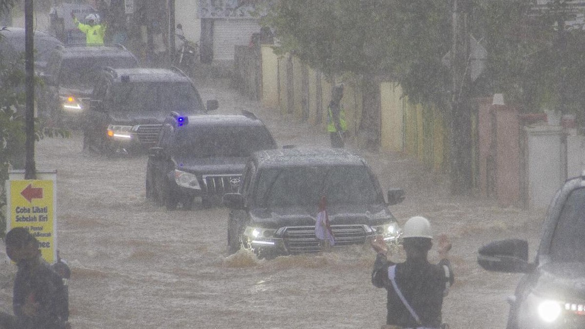 FOTO: Jokowi Terjang Banjir di Kalsel, Tinjau Pengungsi