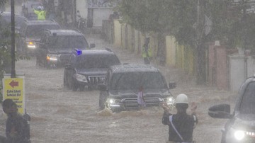 Rombongan Mobil Jokowi Menerjang Banjir Kalsel Banjir Kalsel merendam kendaraan setinggi ban mobil saat Presiden Jokowi bersama jajarannya meninjau lokasi banjir di Kabupaten Banjar, Senin (18/1).