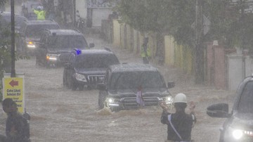 Banjir Kalsel merendam kendaraan setinggi ban mobil saat Presiden Jokowi bersama jajarannya meninjau lokasi banjir di Kabupaten Banjar, Senin (18/1).