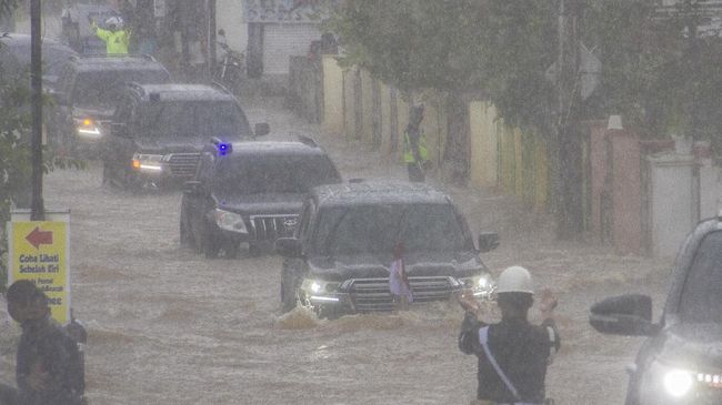 Pakar bahas batas aman ketinggian mobil merespons rombongan kendaraan Jokowi yang menerjang banjir di Kalsel.