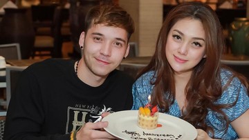 Celine Evangelista menangis dalam pelukan ibunda