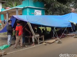 Ingin Dapat Bantuan Logistik, Korban Gempa Sulbar Dirikan Tenda di Bahu Jalan