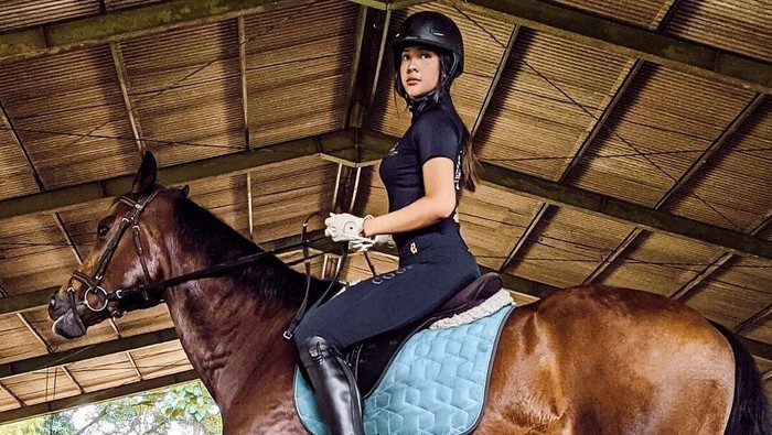 5 Potret Anya Geraldine yang Hobi Berkuda