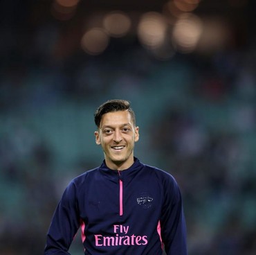Mourinho Tuduh Pacar Mesut Ozil Bersetubuh dengan Semua Pemain AC Milan