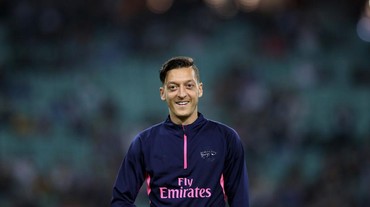 img-title Mourinho Tuduh Pacar Mesut Ozil Bersetubuh dengan Semua Pemain AC Milan