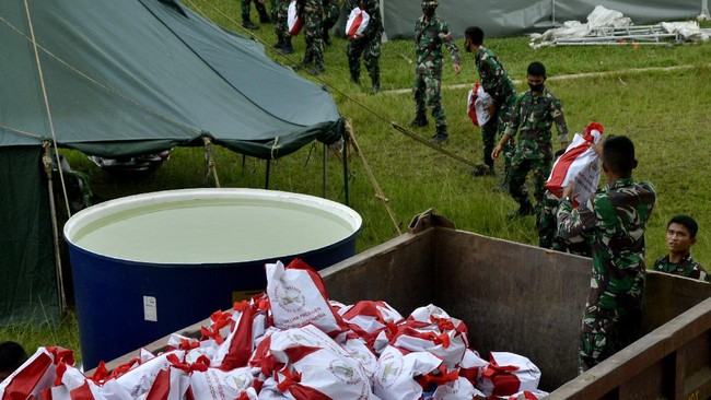 Alasan aparat merelokasi pengungsi korban gempa Sulbar ke area stadion Manakkara agar bisa mendapatkan fasilitas yang lebih layak.