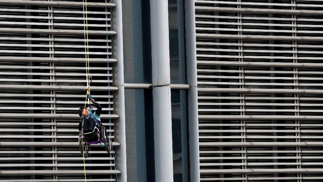 Pria disabilitas bernama Lai Chi-wai menjadi orang pertama di Hong Kong yang berhasil memanjat gedung pencakar langit setinggi lebih dari 250 meter.