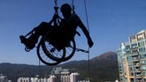 Pria disabilitas bernama Lai Chi-wai menjadi orang pertama di Hong Kong yang berhasil memanjat gedung pencakar langit setinggi lebih dari 250 meter.