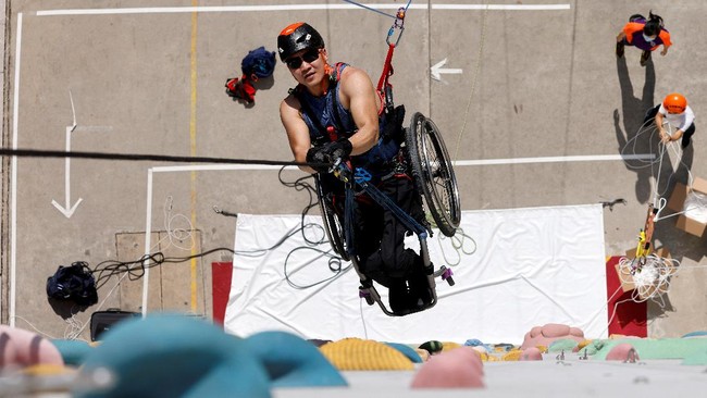 Pria disabilitas bernama Lai Chi-wai menjadi orang pertama di Hong Kong yang berhasil memanjat gedung pencakar langit setinggi lebih dari 250 meter.