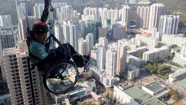 Pria disabilitas bernama Lai Chi-wai menjadi orang pertama di Hong Kong yang berhasil memanjat gedung pencakar langit setinggi lebih dari 250 meter.