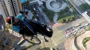 FOTO: Pendaki Disabilitas Hong kong Taklukan Menara 250 Meter