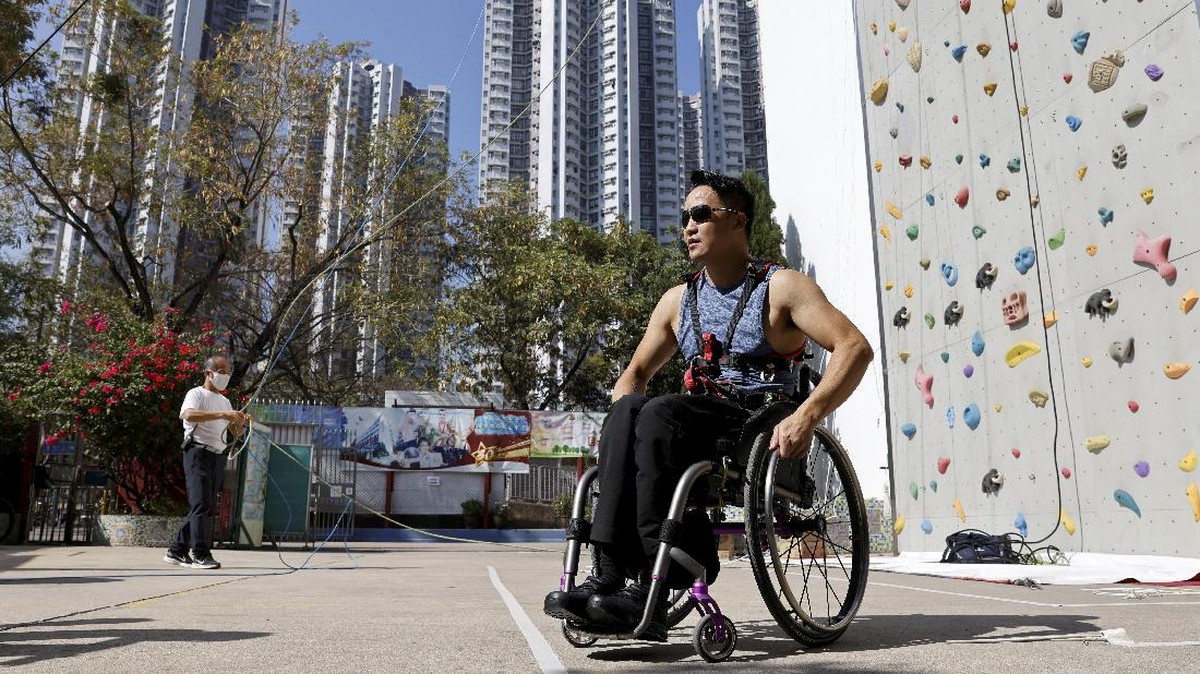 FOTO: Pendaki Disabilitas Hong kong Taklukan Menara 250 Meter