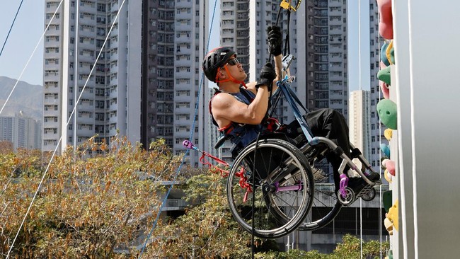 Pria disabilitas bernama Lai Chi-wai menjadi orang pertama di Hong Kong yang berhasil memanjat gedung pencakar langit setinggi lebih dari 250 meter.