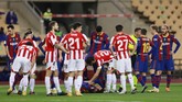 FOTO: Detik-detik Messi Kena Kartu Merah Kapten Barcelona Lionel Messi kena kartu merah langsung pada final Piala Super Spanyol karena memukul Asier Villalibre.