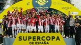FOTO: Detik-detik Messi Kena Kartu Merah Kapten Barcelona Lionel Messi kena kartu merah langsung pada final Piala Super Spanyol karena memukul Asier Villalibre.