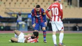 FOTO: Detik-detik Messi Kena Kartu Merah Kapten Barcelona Lionel Messi kena kartu merah langsung pada final Piala Super Spanyol karena memukul Asier Villalibre.