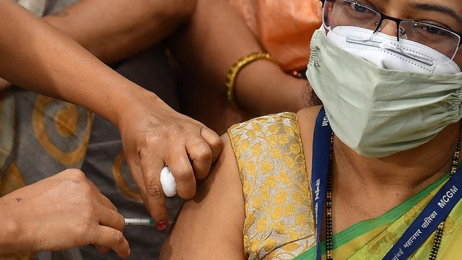 Kasus infeksi dan tingkat kematian akibat virus corona (Covid-19) di India terus menurun.