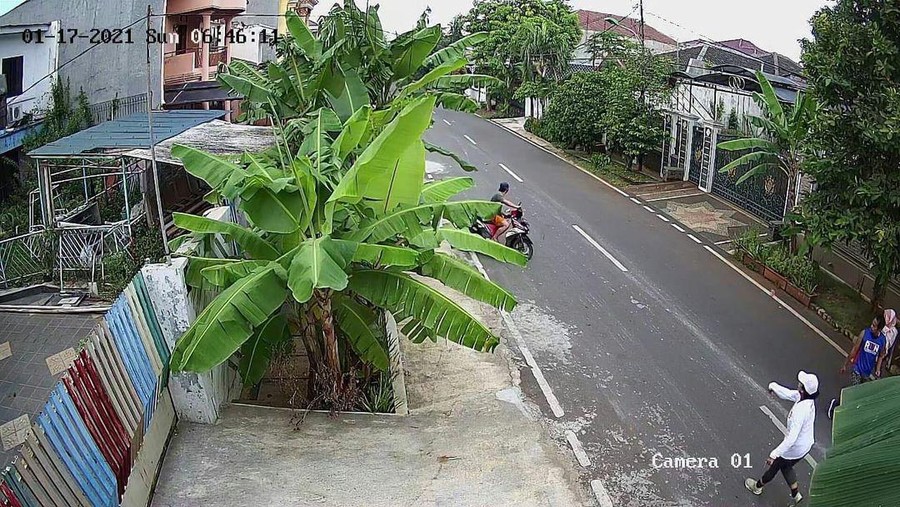 Rekaman CCTV saat istri Isa Bajaj alami pelecehan seksual