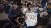 FOTO: Ribuan Migran Honduras Mengejar Mimpi ke Amerika Rribuan orang meninggalkan Honduras menuju AS untuk mengejar kehidupan yang lebih baik di bawah kepemimpinan presiden terpilih Joe Biden.
