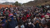 FOTO: Ribuan Migran Honduras Mengejar Mimpi ke Amerika Rribuan orang meninggalkan Honduras menuju AS untuk mengejar kehidupan yang lebih baik di bawah kepemimpinan presiden terpilih Joe Biden.