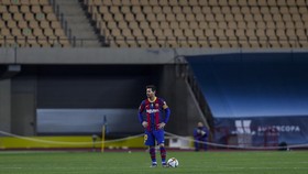 Messi Kesal, Pukul Lawan, dan Dapat Kartu Merah