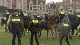 VIDEO: Polisi Belanda Bubarkan Pengunjuk Rasa Anti Lockdown