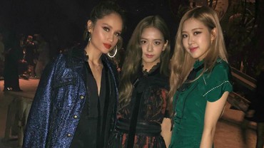 img-title Unggah Foto bareng Jisoo & Rose BLACKPINK, Cinta Laura Ngaku Kangen