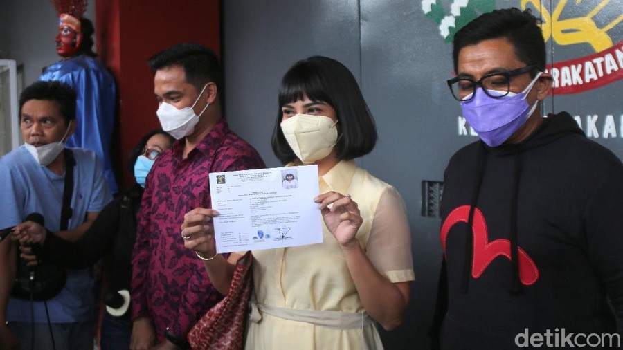 Artis Vannesa Angel saat menandatangani surat bebas murni di Rutan Pondok Bambu, Jakarta, Senin, (18/1/2021). Foto: Palevi