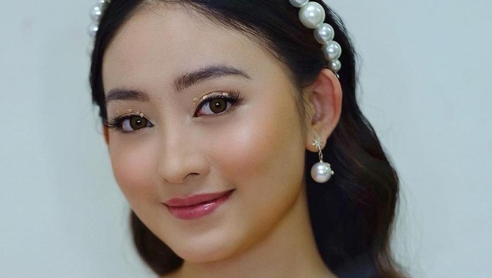 6 Gaya Makeup Flawless Natasha Wilona untuk Kondangan