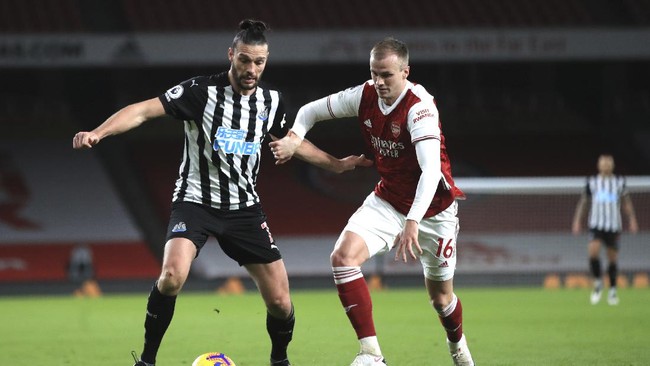 Klasemen Liga Inggris mengalami perubahan usai Arsenal membantai Newcastle United di pekan ke-18.