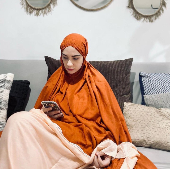 <p>Berikut potret istrinya, Putri Anne saat berada di salah satu ruangan dalam rumah, Bunda. Terdapat sofa serta 3 cermin yang mempercantik suasana. (Foto: Instagram @putriannesaloka)</p>