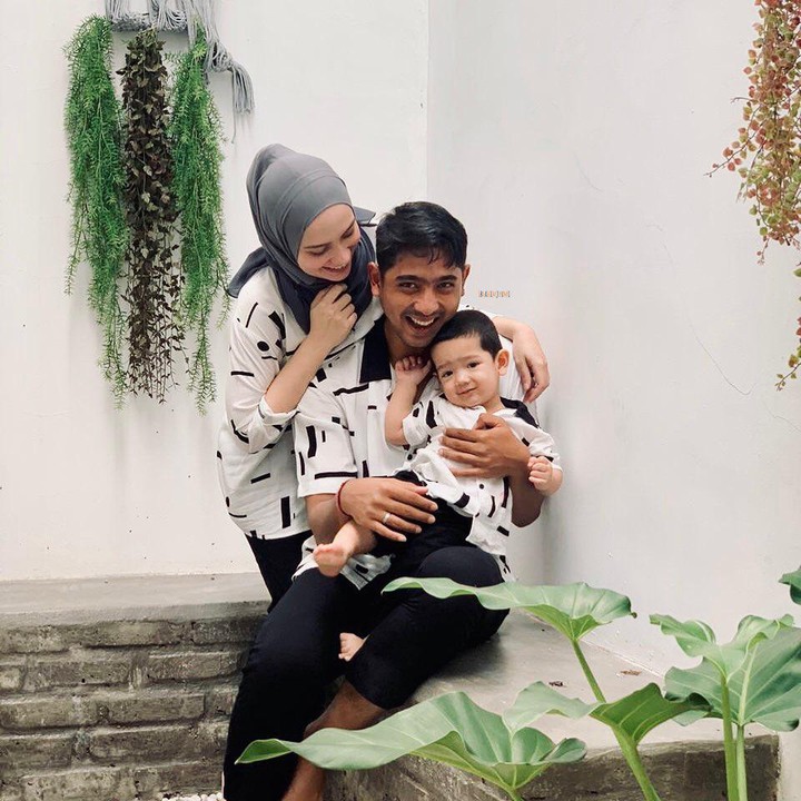 <p>Kehidupan nyata Arya Saloka jauh berbeda dibandingkan saat berada di layar kaca, Bunda. Tak mewah, rumahnya justru terlihat lebih sederhana dan minimalis. (Foto: Instagram @putriannesaloka)</p>