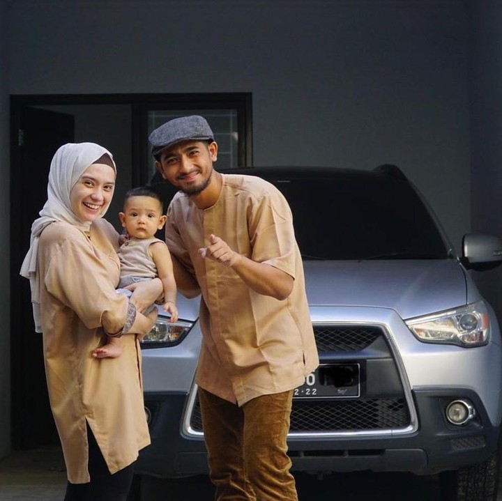 <p>Salut ya, Bunda. Meski nama pria kelahiran Denpasar ini tengah gencar di kenal dan disanjung oleh masyarakat Indonesia, ternyata ia tetap rendah hati dan menerapkan kesederhanaan dalam hidup. (Foto: Instagram @putriannesaloka)</p>