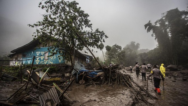 Banjir bandang Puncak Bogor yang terjadi Selasa (19/1) menyebabkan ratusan orang mengungsi dan tiga unit rumah rusak berat.