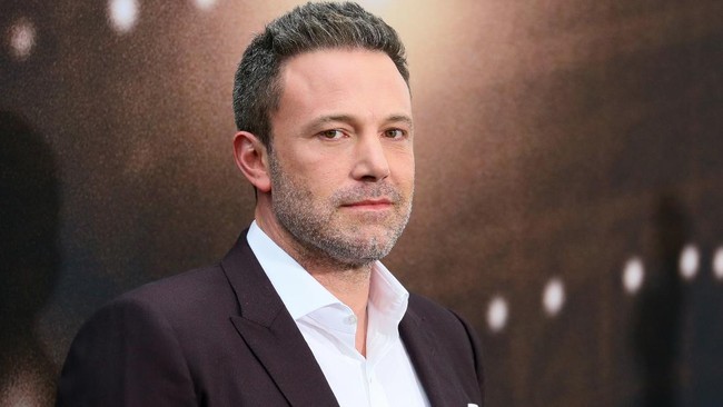 Ben Affleck tak bisa menahan emosinya usai difoto paparazi saat menyetir keluar dari rumahnya dan Jennifer Lopez yang mereka jual.