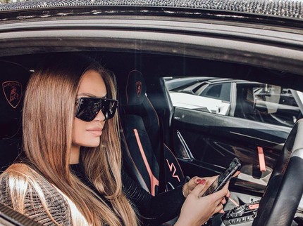 5 Fakta Wanita Crazy Rich Lapisi Mobil Rp4 M dengan 2 Juta Kristal Swarovski