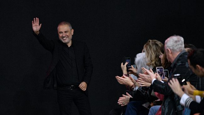 Karena pandemi, desainer Elie Saab menunda peragaan koleksi haute couture-nya pada Paris Fashion Week yang rencananya dihelat pada akhir Januari mendatang.