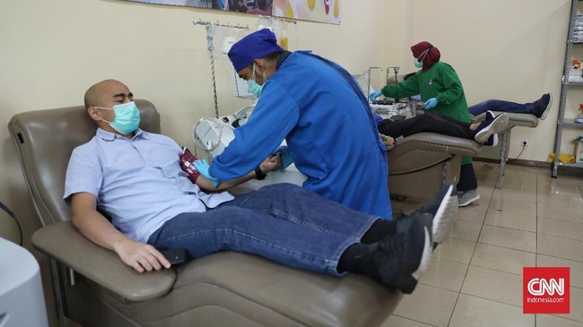 Memperingati kemerdekaan Indonesia ke-76, BNPB bekerja sama dengan PMI menggelar kegiatan donor darah aman di Gedung Graha BNPB, Jakarta, pada Rabu (18/8).