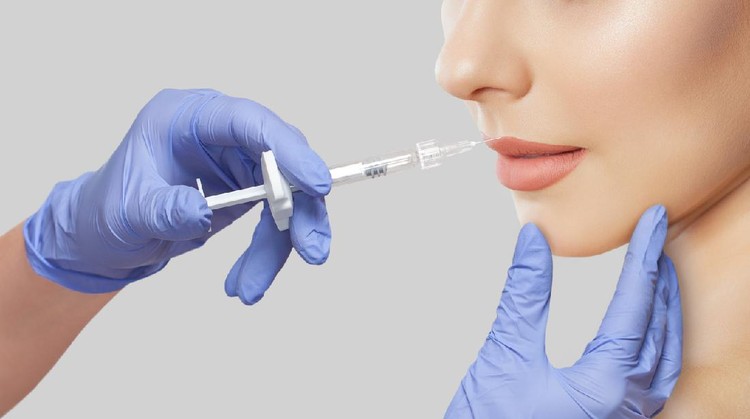 Ilustrasi filler bibir Cosmetologist does anti wrinkle injections on the chin, lips and on the face of a beautiful woman in a beauty salon. Cosmetology concept.Cosmetologist does anti wrinkle injections on the chin, lips and on the face of a beautiful woman in a beauty salon. Cosmetology concept.