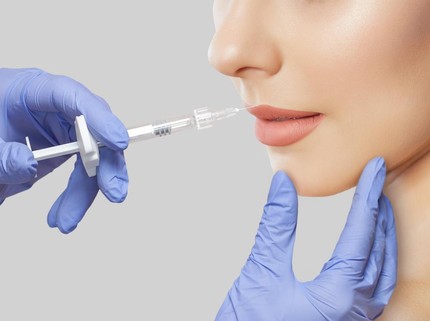 Usai Suntikkan Filler ke Bibir Pasien, Dokter Ini Positif COVID-19 & Meninggal